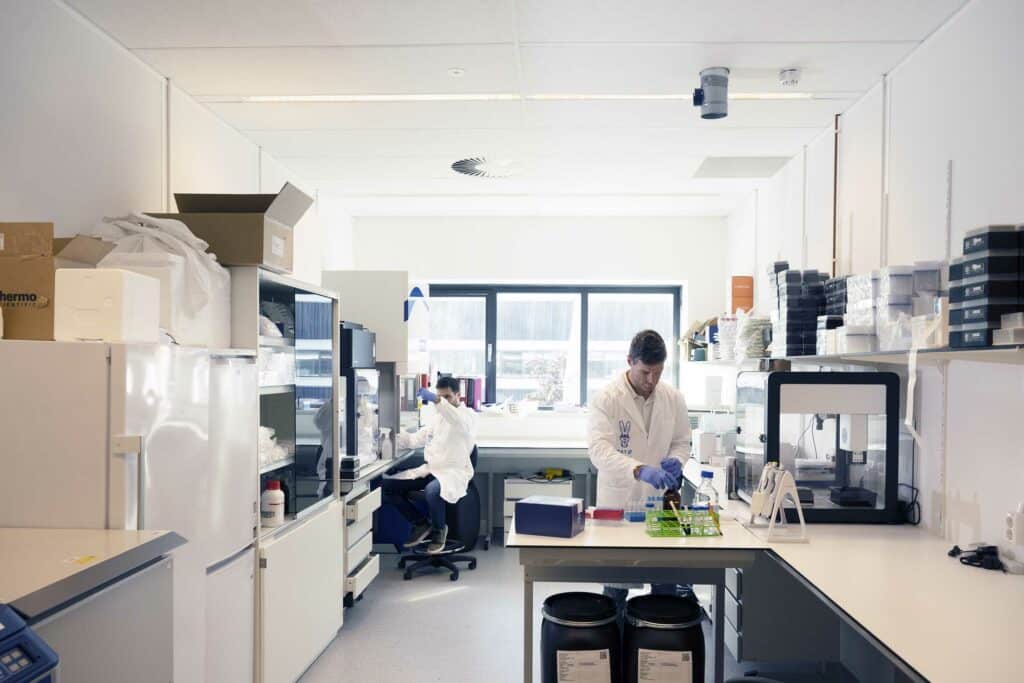 Ruben and Koen in Mat Research Lab