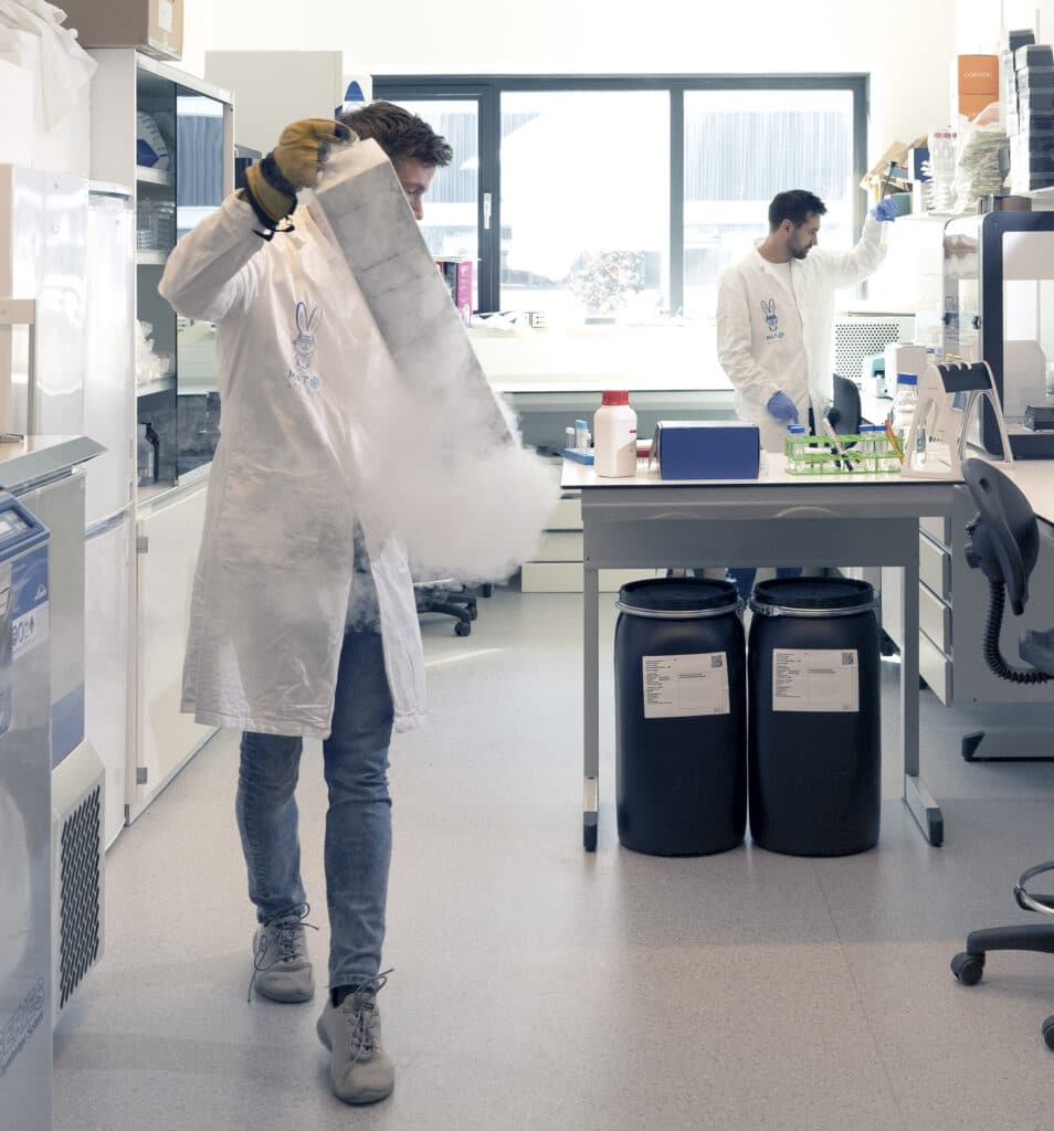 Ruben and Koen in MAT lab holding cryopreserved pooled PBMC.